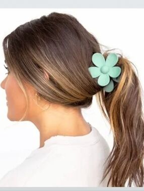 3 FOR $15  💕 Strong Hold Claw Clip Fashionable Hair Accessories